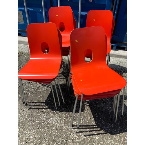 909 - 16x Red Stacking Chairs