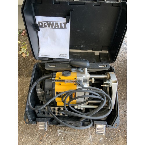 761 - DeWalt Router