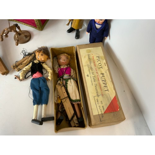 860 - Puppets and Musical Collectors Doll etc