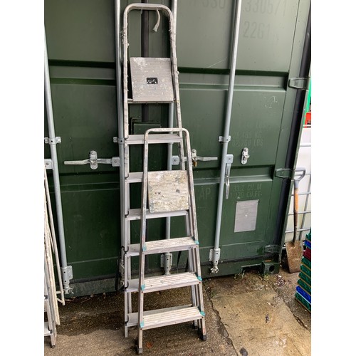 105A - 2x Aluminium Ladders