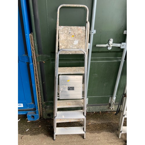 105 - Aluminium Ladders