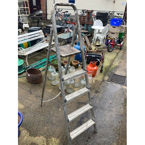 26 - Aluminium Ladders