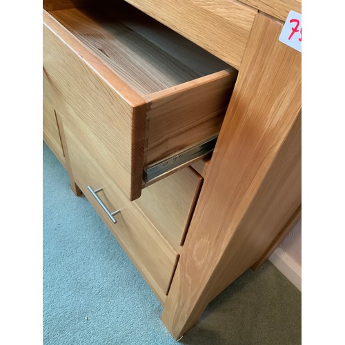 819 - Modern Oak Chest of Drawers