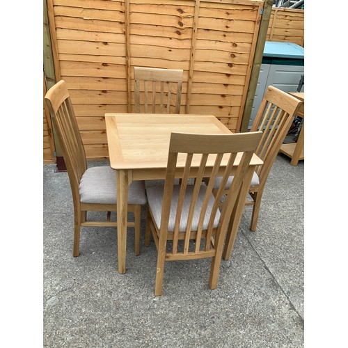 518 - Modern Oak Dining Table and Chairs - Supplied by Barrow Clark