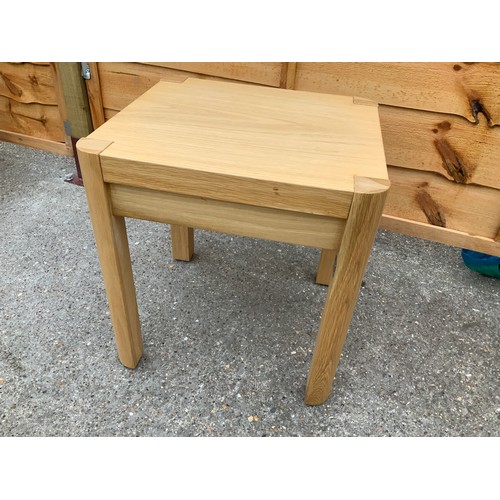 515 - Modern Oak Lamp Table - Supplied by Barrow Clark