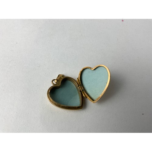 752 - 9ct Gold Heart Shaped Locket