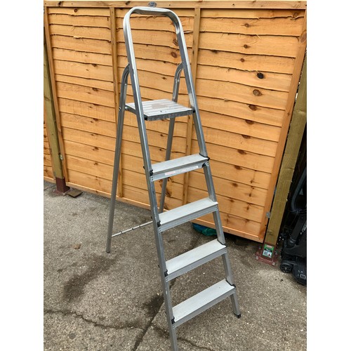 113 - Aluminium Ladders