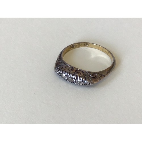 733 - 18ct Gold and Diamond Ring