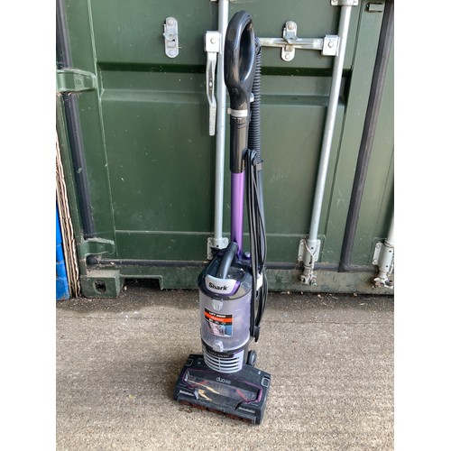 797 - Shark Vacuum Cleaner - Working