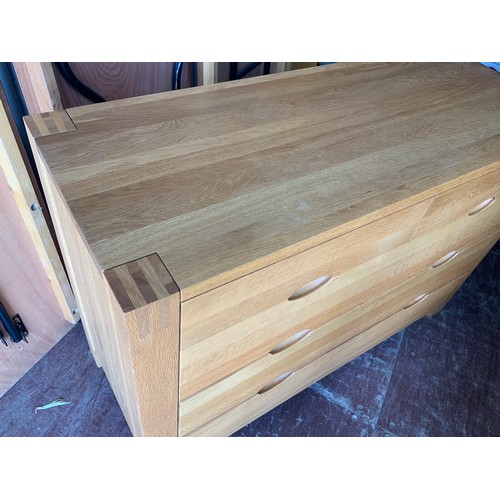 562 - Modern Oak Chest of Drawers