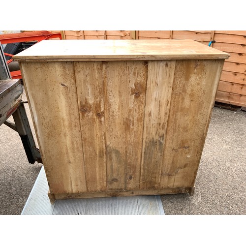 550 - Pine Chest of Drawers