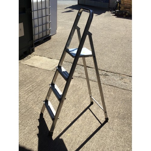 136 - Step Ladder