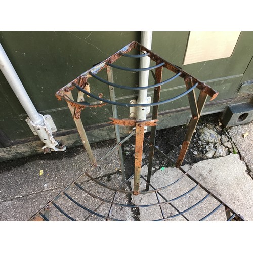 39 - Metal Plant Stand