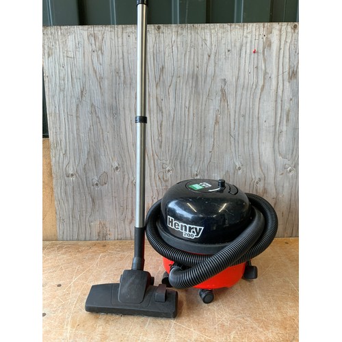 817 - Henry 200 Vacuum Cleaner