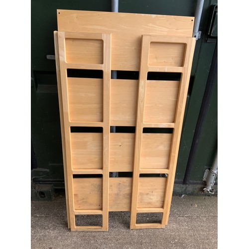 611 - Folding Shelves