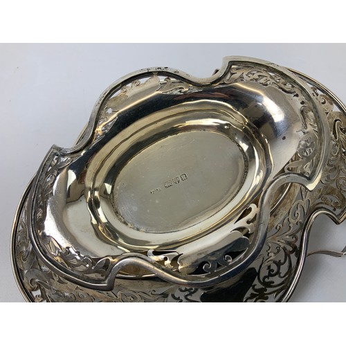 275 - Silver Filigree Dish with Swing Handle - Chester 1900 - 25cm - John Banks