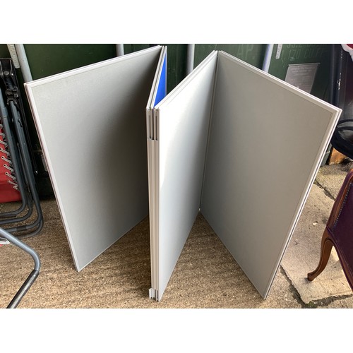 441 - Folding Display Panels