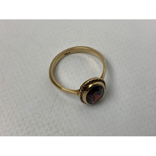 135 - 9ct Gold and Garnet Ring - Size M - 2.6gms