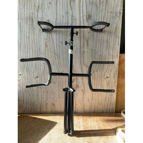 390 - Twin Guitar Stand