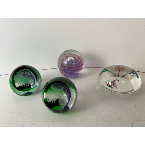 297 - 4x Paperweights - 2 Caithness