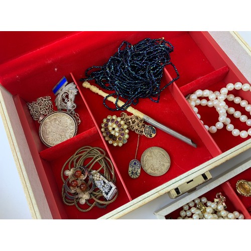 429 - Quantity of Jewellery