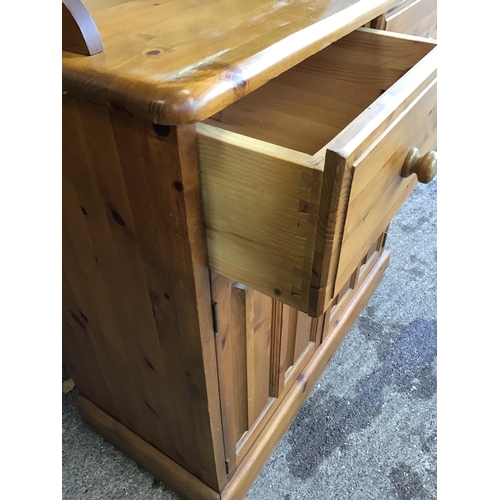 287 - Pine Dresser