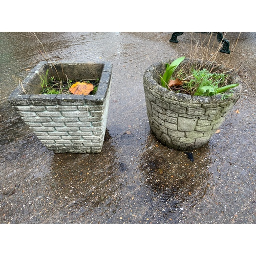 22 - 2x Concrete Planters