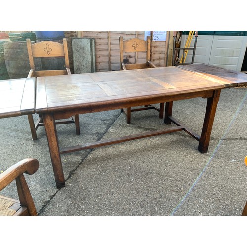 391 - Oak Extendable Dining Table with 4x Rush Seated Carver Chairs