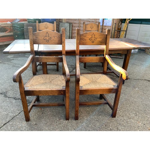 391 - Oak Extendable Dining Table with 4x Rush Seated Carver Chairs