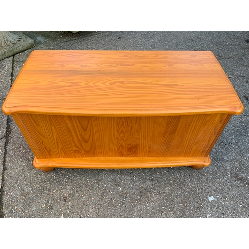 372 - Pine Blanket/Toy Box