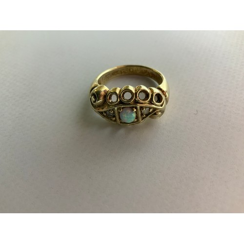 594 - 18ct Gold and Opal Ring - Size P - 5.8gms