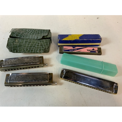 650 - 3x Hohner Harmonicas and Parrot Harmonica