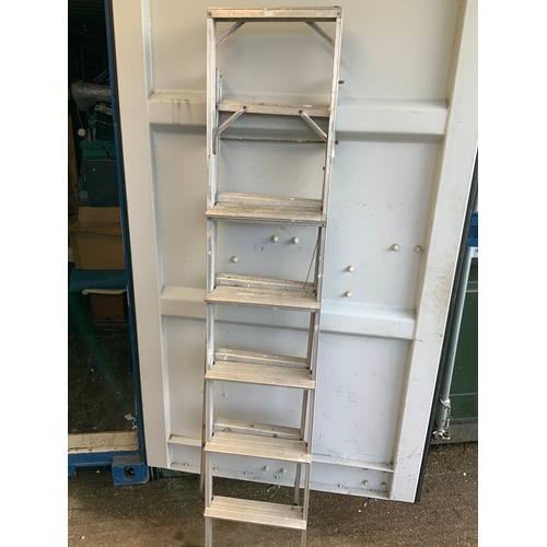 50 - Aluminium Ladders