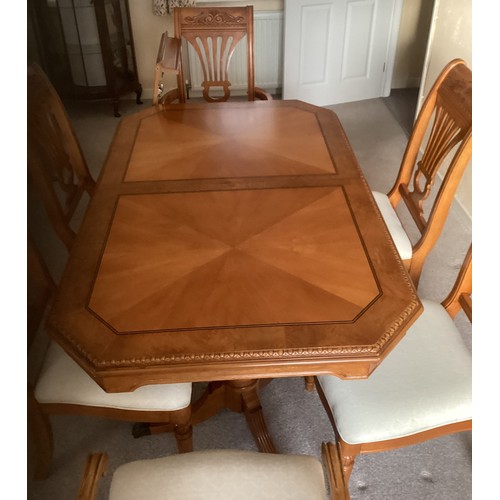 611 - Extending Dining Table and 6x Chairs (2 of which are Carvers)