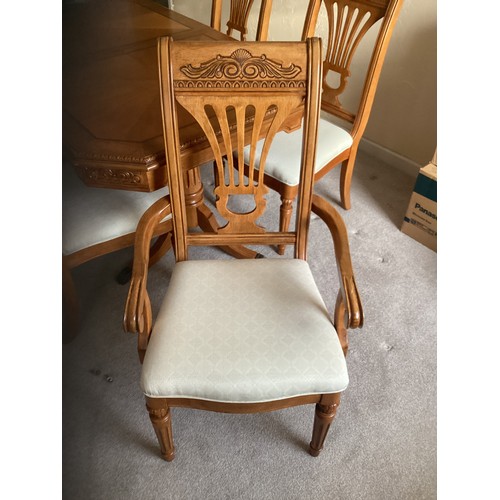 611 - Extending Dining Table and 6x Chairs (2 of which are Carvers)