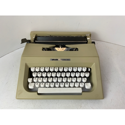 155 - Olivetti Lettera 25 Typewriter