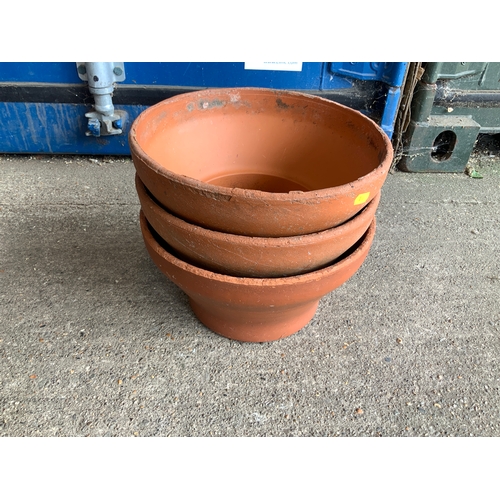 102 - 3x Terracotta Pots