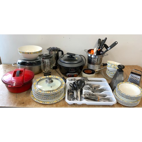 561 - Kitchenalia to include Le Creuset and Villeroy and Boch China