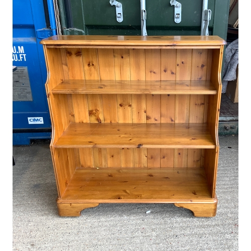 676 - Pine Bookshelf