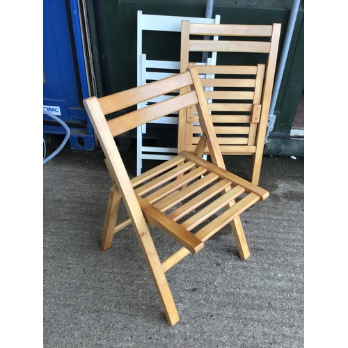 537 - 3x Folding Chairs