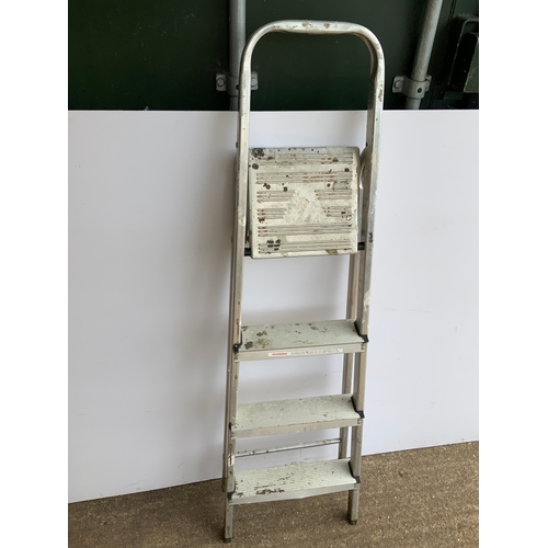 33 - Step Ladder