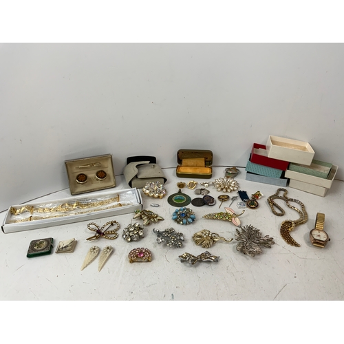 677 - Costume Jewellery - Brooches etc