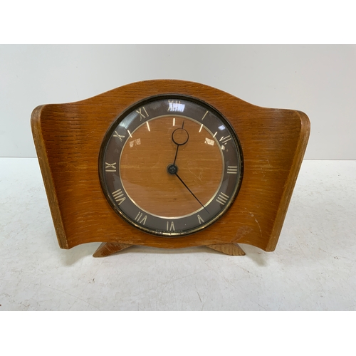 768 - Retro Mantel Clock