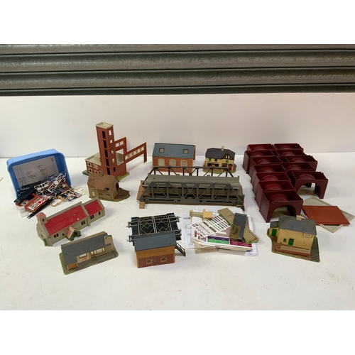 768 - Model Railway Accessories -  Buildings etc