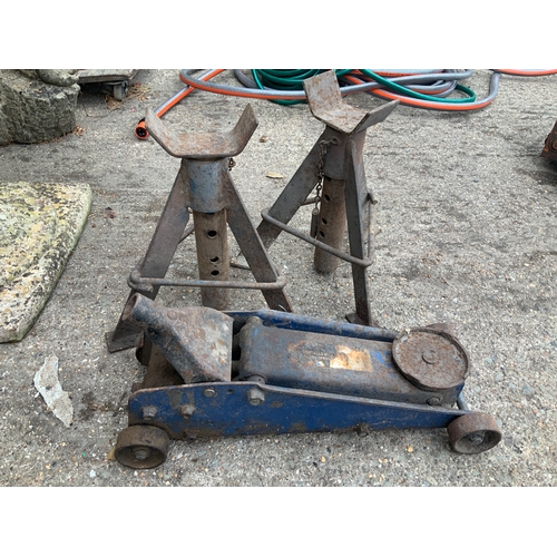 50 - Trolley Jack and Axle Stands