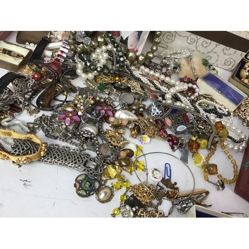 634 - Costume Jewellery and Boxes etc