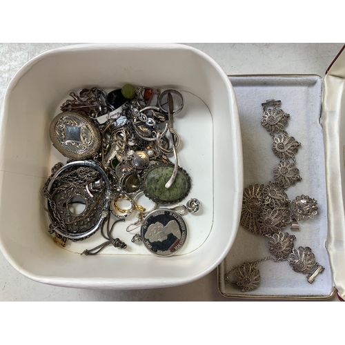 609 - Jewellery to Include Silver