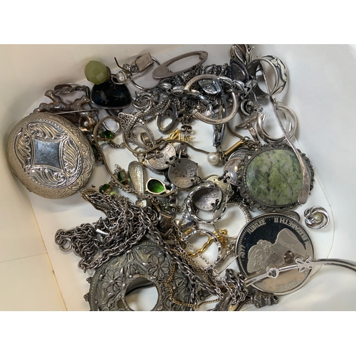 609 - Jewellery to Include Silver