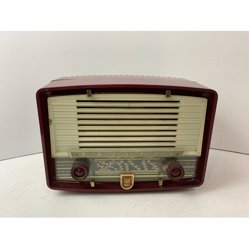 291 - Philips B1F61U Bakelite Valve Radio