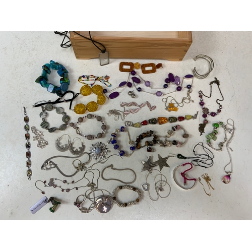 675 - Box of Costume Jewellery